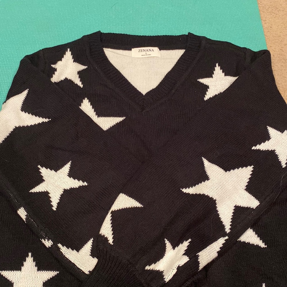 Zenana—Black and white star v-neck sweater. Size Large.